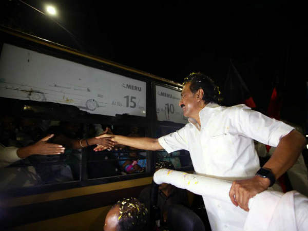  எடுபிடியாக செயல்படுகிறார்