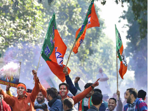 வியூகம் வகுத்து களம் வியூகம் வகுத்து களம்