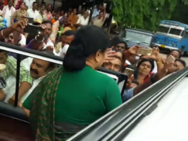 கிருஷ்ணப்பிரியா வீட்டில் 