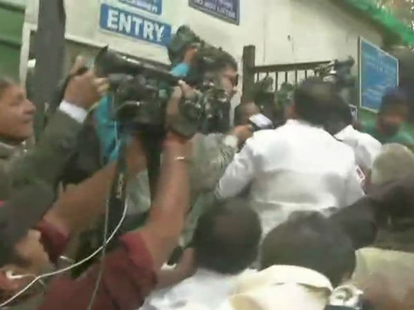 நீதிமன்ற வளாகத்தில் பரபரப்பு நீதிமன்ற வளாகத்தில் பரபரப்பு