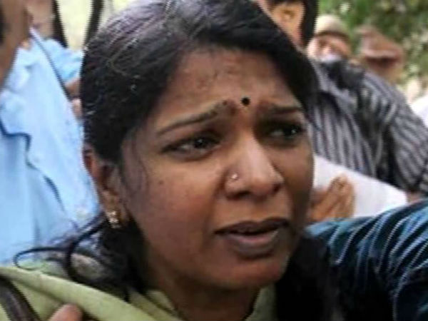 கண்கலங்கிய கனிமொழி 