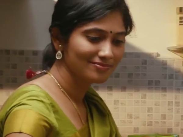 அப்பளம் விளம்பரத்தில் ஜூலி 
