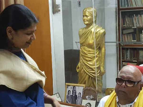 கருணாநிதியிடம் ஆசி