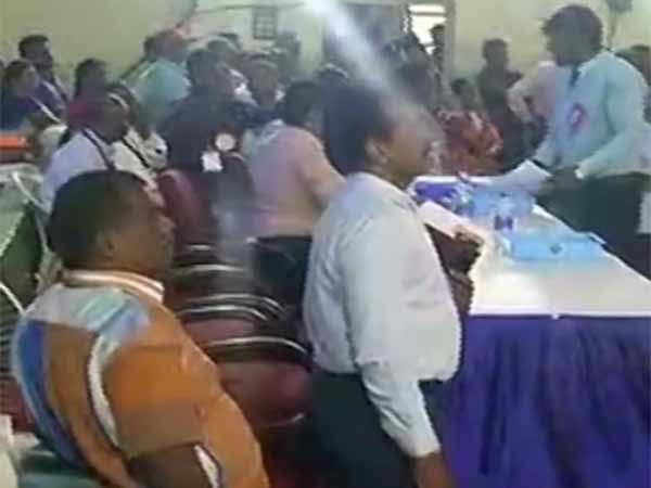 வாக்கு எண்ணப்படுகிறது 