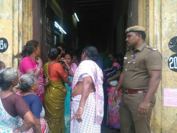 வாக்காளர்களை கடிந்தனர் 