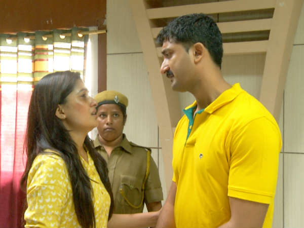 காயத்ரிக்கு உதவும் நபர்கள் 