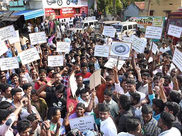 வாடிவாசலை திறக்க போராட்டம் 