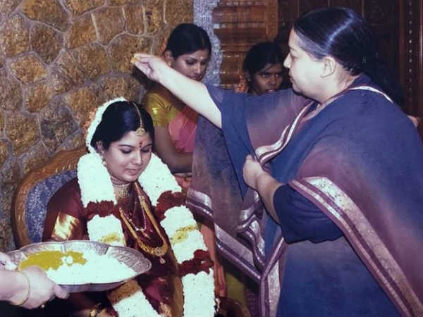 பரிசு வாளியை வழங்கும் ஜெ 