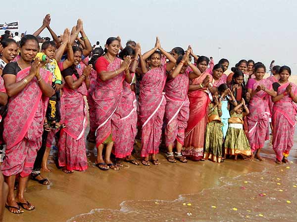 கரை திரும்பாத மீனவர்கள் கரை திரும்பாத மீனவர்கள்