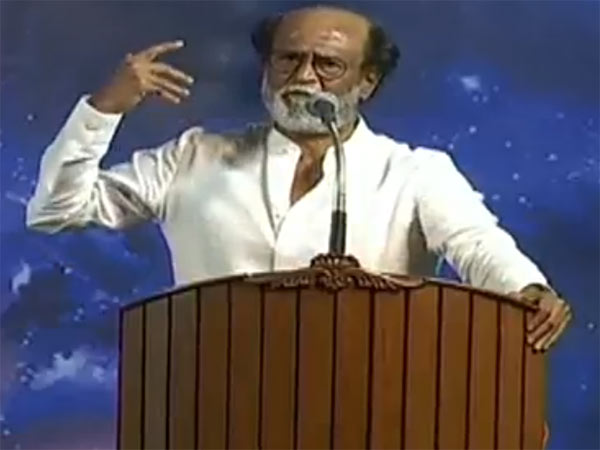 வெள்ளை ஜிப்பாவில் வந்த ரஜினி 