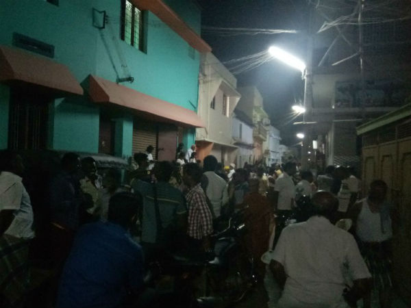 பொதுமக்கள் வெளியேற்றம் 