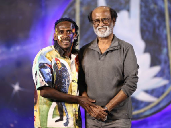 தோளில் கை போட்டனர் 