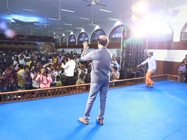 காலில் விழ வேண்டாம் 