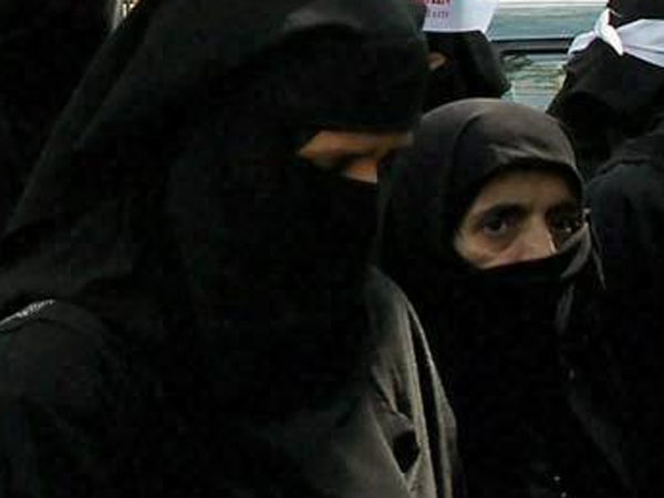 அதிமுக உறுப்பினர்கள் எதிர்ப்பு