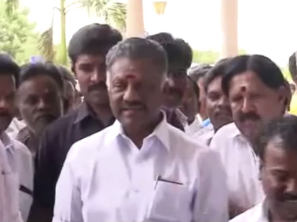 நன்றாக துவைத்திருக்கிறார் 