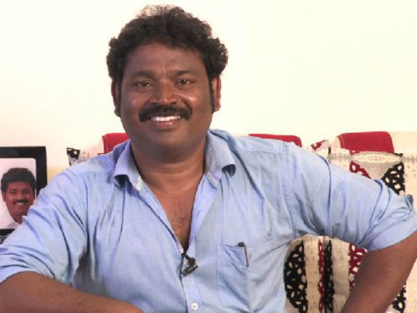 காதில் பூ சுற்றும் செயல் 
