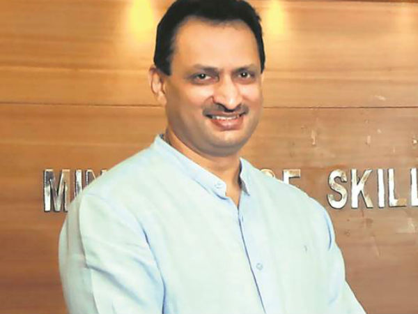 Ex-panchayat member puts a bounty of Rs 1 crore on Union minister Hegde over 'secular' remark Ex-panchayat member puts a bounty of Rs 1 crore on Union minister Hegde over 'secular' remark