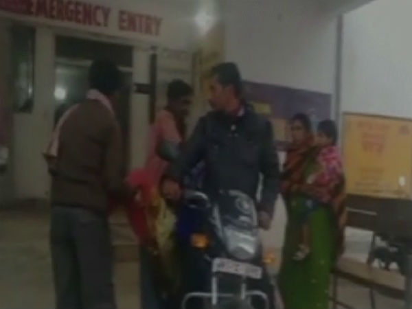 Jharkhand Man carries her Daughter dead body from hospital by bike going viral over social media Jharkhand Man carries her Daughter dead body from hospital by bike going viral over social media