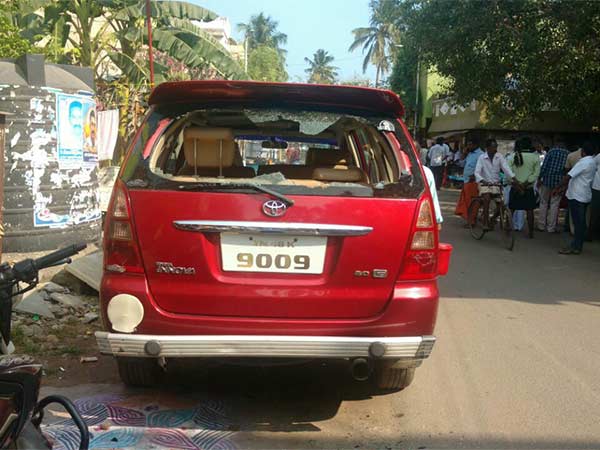 Due to money distribution complaint Minister Udhayakumar car glasses were broken by TTV Dinakaran supporters. 