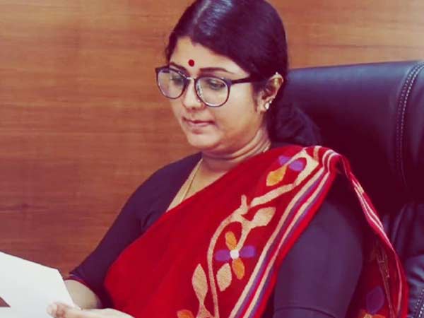 கிருஷ்ணப்ரியாவின் கருப்பு, சிவப்பு சேலை 