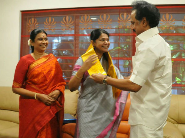 அண்ணனிடம் ஆசி 