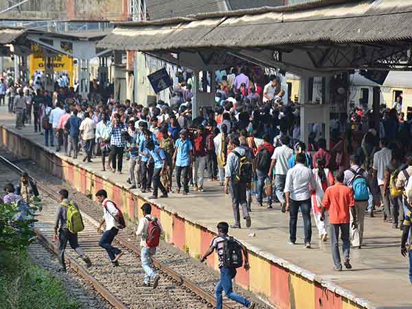 நடந்தே சென்ற மாணவர்கள் 