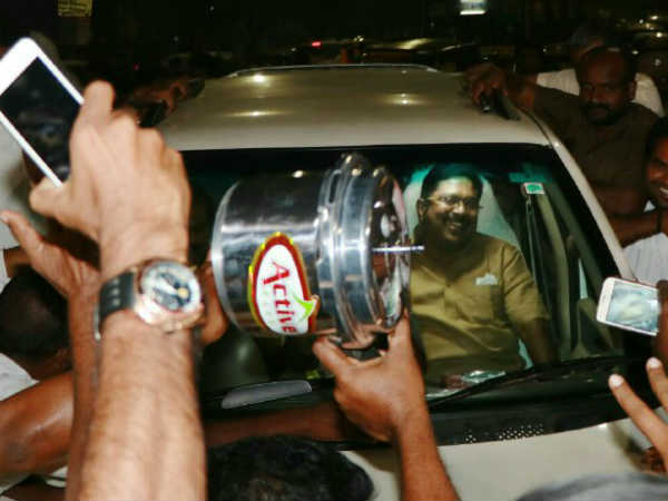 தேர்தல் ஆணையத்தில் அறிக்கை 