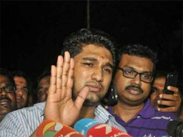 அமைச்சர்களுடன் தொடர்பு 