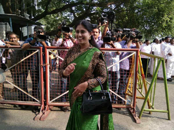 வெட்கச் சிரிப்பு 