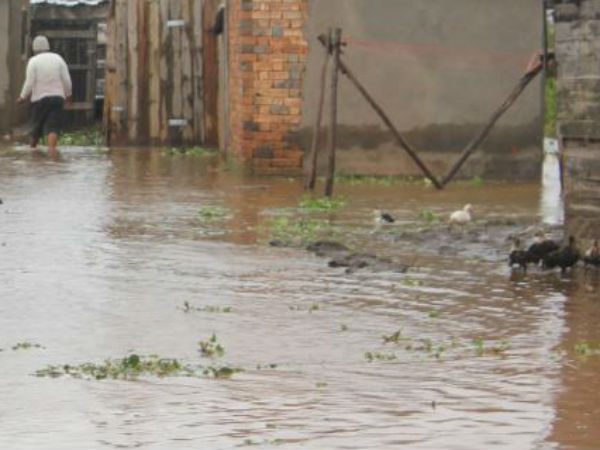 சாலைகள் துண்டிப்பு 