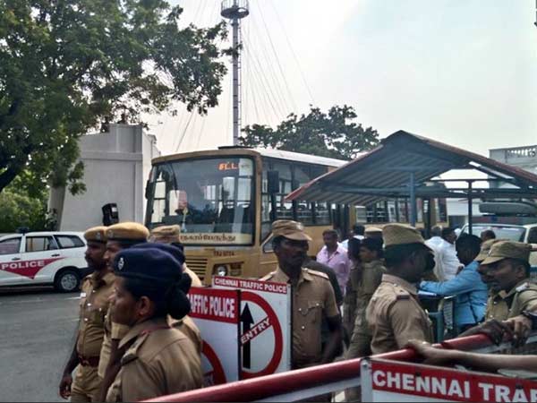 எம்எல்ஏக்களும் மட்டும் சொகுசு பேருந்து 