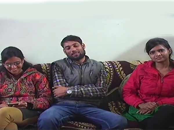  களத்தில் இறங்கிய மாணவிகள்