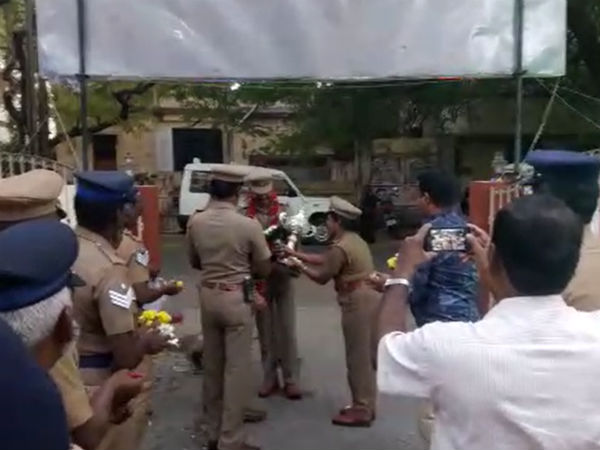 பூ தூவி வரவேற்பு 