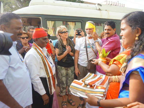 விருந்தினர்களுக்கு மரியாதை விருந்தினர்களுக்கு மரியாதை