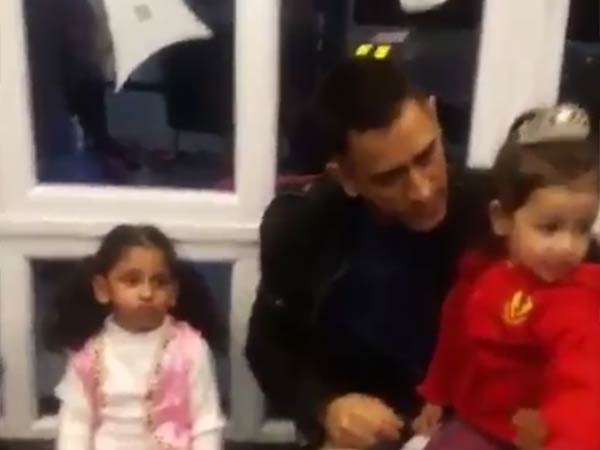 ஜிவாவுடன் பங்கேற்ற டோணி ஜிவாவுடன் பங்கேற்ற டோணி