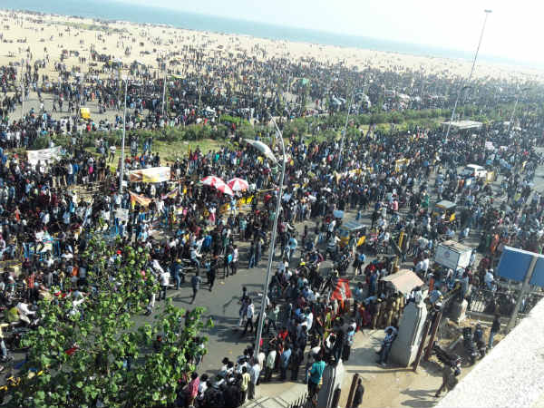  கடற்கரையில் குவியும் மக்கள் 