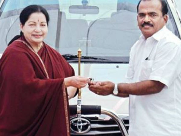  சசிகலாவிடம் காரை பெற்ற சம்பத் 