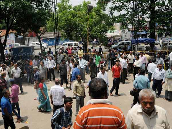 சாலைகளில் குவிந்த மக்கள் 