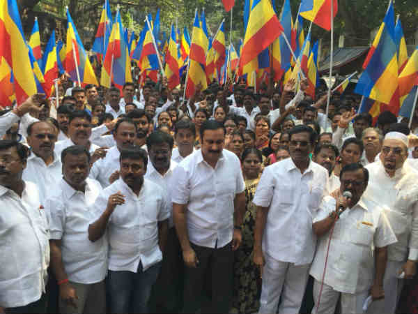 அரசுக்கு எதிராக முழக்கம்