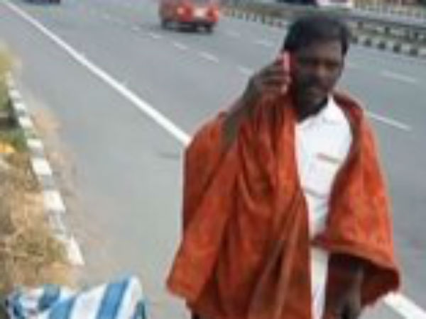 A worker who was died in bus was let down in the mid of the way A worker who was died in bus was let down in the mid of the way