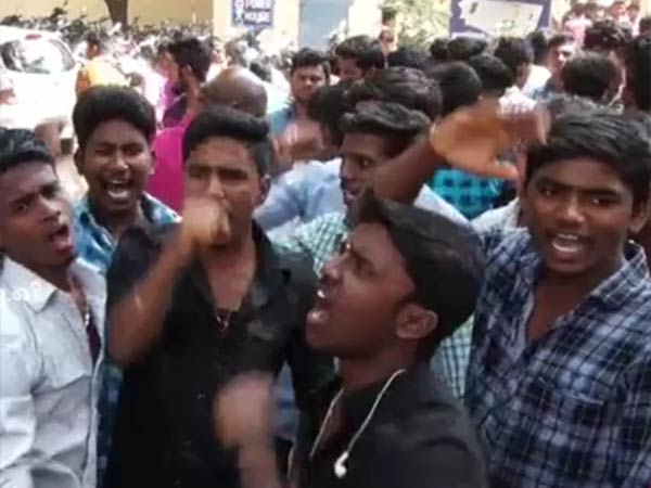 திரளும் மாணவர்கள் 