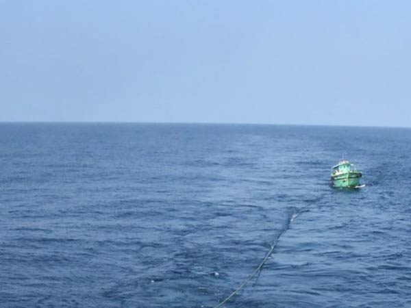 Srilankan Navy chased TN Fishermen who were fishing in Katch Island Srilankan Navy chased TN Fishermen who were fishing in Katch Island