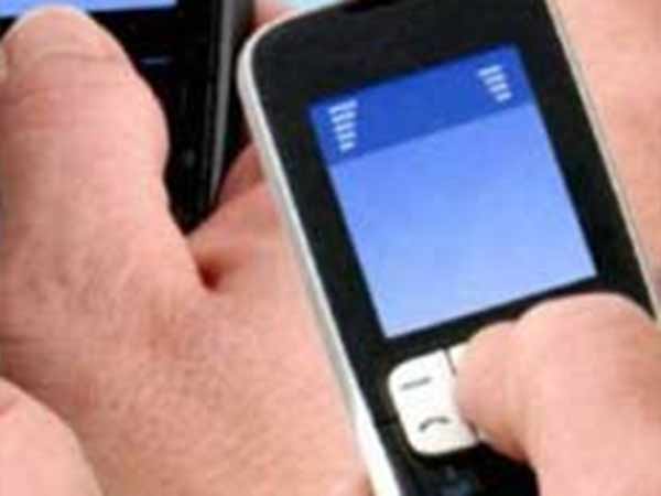 செல்போனை வீசிவிட்டார்களா? செல்போனை வீசிவிட்டார்களா?