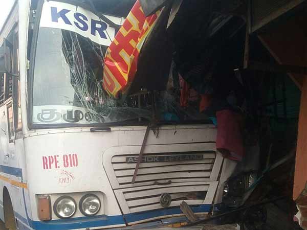 One dead 18 injured in bus accident in Cumbum 
