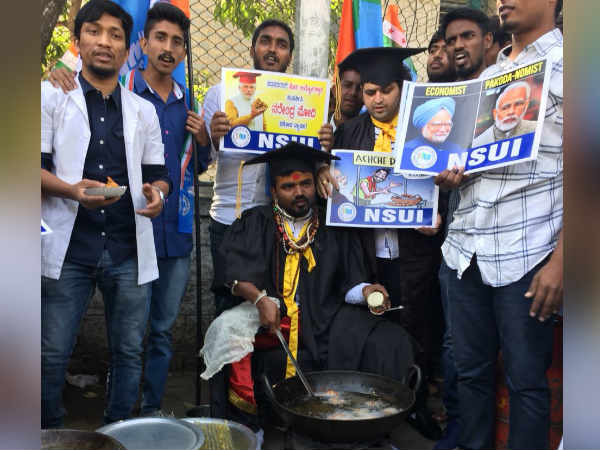 பட்டதாரிகள் பக்கோடா விற்று போராட்டம் 