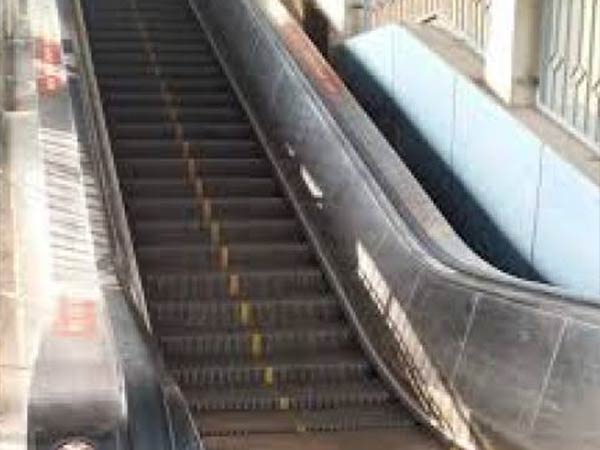 வீணாகிக் கிடக்கும் எஸ்கலேட்டர்கள் 