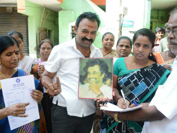 மக்களை சந்திக்கும் ரசிகர்கள் 