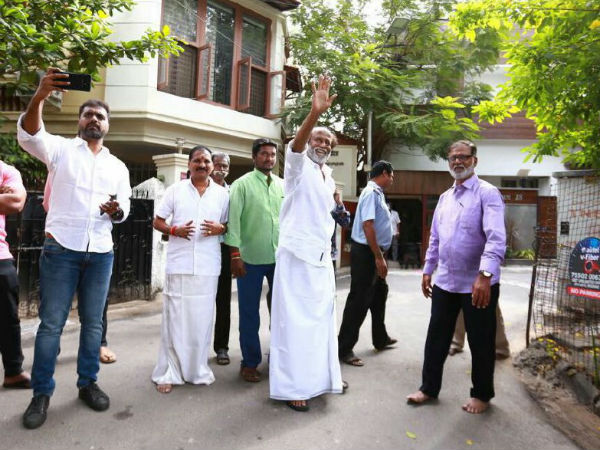 Rajini fans gathered in his Poes Garden's house for New year 