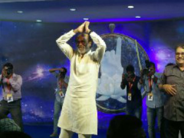 ஆர்வம் காட்டும் பெண்கள் 