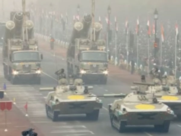 கொடியேற்றினார் ஜனாதிபதி 